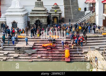 Katmandou, Népal - février 12,2018: Les hindous offrent des prières religieuses aux cadavres avant de se créérer au temple pashupatinath de la rivière Bagmati Banque D'Images