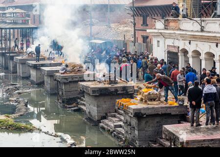 Katmandou, Népal - février 12,2018: Les Hindous créaient des corps morts selon des rituels hindous dans les locaux du temple de Pashupatinath de la rivière Bagmati à Ka Banque D'Images