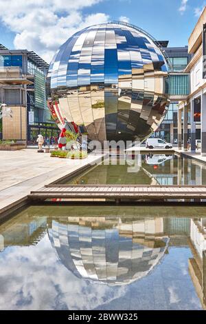 Millennium Square Globe Sculpture à Bristol, Angleterre, Royaume-Uni Banque D'Images