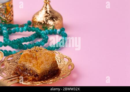 Desserts arabes turcs sur plaque argentée Banque D'Images