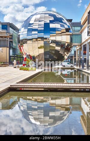 Millennium Square Globe Sculpture à Bristol, Angleterre, Royaume-Uni Banque D'Images