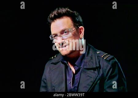 Bono chanteur et lyricien principal et leader du groupe de rock U2 Banque D'Images