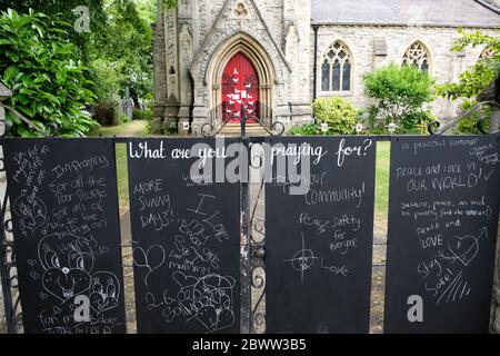 St Anne's, Londres, Royaume-Uni. 3 juin 2020. Coronavirus : les portes de l'église Sainte-Anne portent l'inscription « que voulez-vous prier ? » avec des messages de la population locale. Crédit : Matthew Chattle/Alay Live News Banque D'Images