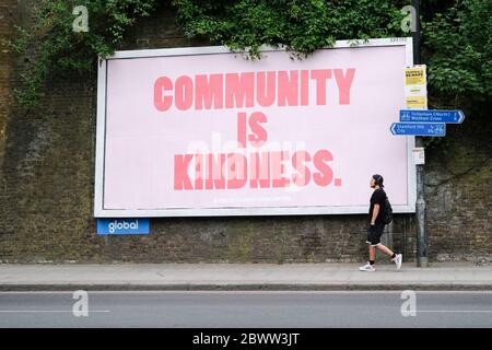 St Anne's, Londres, Royaume-Uni. 3 juin 2020. Coronavirus: Un panneau publicitaire avec un message positif "la communauté est la bonté". Crédit : Matthew Chattle/Alay Live News Banque D'Images