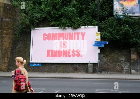 St Anne's, Londres, Royaume-Uni. 3 juin 2020. Coronavirus: Un panneau publicitaire avec un message positif "la communauté est la bonté". Crédit : Matthew Chattle/Alay Live News Banque D'Images