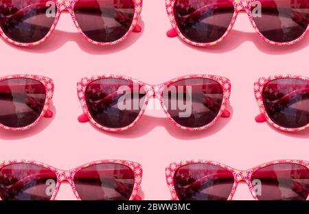 Lunettes de soleil rétro rose sur fond rose pastel Banque D'Images