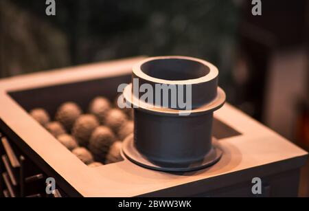 Un nouveau poêle à bois en fonte avec brûlant de tuiles d'ardoise. Banque D'Images