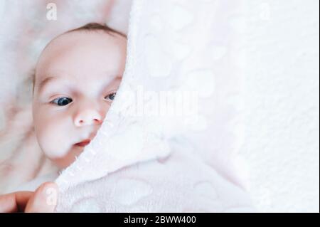 Portrait de bébé fille couvert de couverture Banque D'Images
