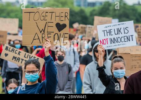 Londres, Royaume-Uni. 03ème juin 2020. Les manifestants réagissent à la mort de George Floyd, à Minneapolis, la semaine dernière, en se rassemblant à Hyde Park dans le cadre d'une journée d'action contre la discrimination. L'Africain américain de 46 ans a été filmé comme un policier blanc à genoux sur son cou pendant presque neuf minutes. Le « verrouillage » facilité se poursuit pour l'épidémie de coronavirus (Covid 19) à Londres. Crédit : Guy Bell/Alay Live News Banque D'Images