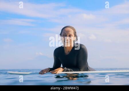 Portrait d'une femme heureuse à la mer, Bali, Indonésie Banque D'Images