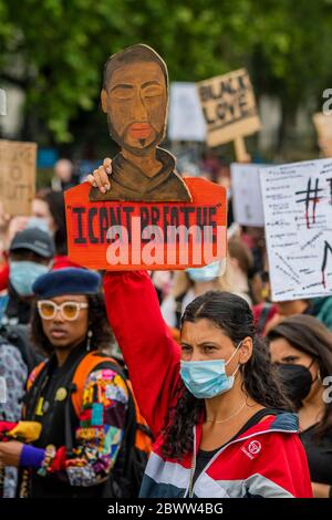 Londres, Royaume-Uni. 03ème juin 2020. Les manifestants réagissent à la mort de George Floyd, à Minneapolis, la semaine dernière, en se rassemblant à Hyde Park dans le cadre d'une journée d'action contre la discrimination. L'Africain américain de 46 ans a été filmé comme un policier blanc à genoux sur son cou pendant presque neuf minutes. Le « verrouillage » facilité se poursuit pour l'épidémie de coronavirus (Covid 19) à Londres. Crédit : Guy Bell/Alay Live News Banque D'Images