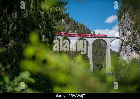 Rhätische Bahn überquert Landwasser Viadukt im Graubünden Banque D'Images