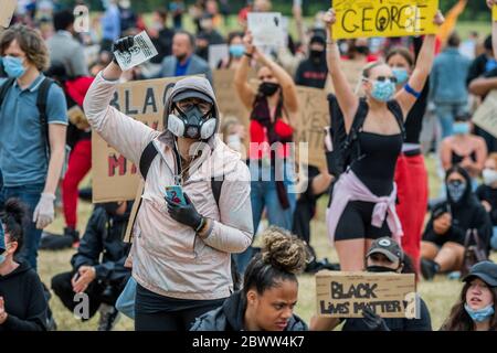 Londres, Royaume-Uni. 03ème juin 2020. Les manifestants réagissent à la mort de George Floyd, à Minneapolis, la semaine dernière, en se rassemblant à Hyde Park dans le cadre d'une journée d'action contre la discrimination. L'Africain américain de 46 ans a été filmé comme un policier blanc à genoux sur son cou pendant presque neuf minutes. Le « verrouillage » facilité se poursuit pour l'épidémie de coronavirus (Covid 19) à Londres. Crédit : Guy Bell/Alay Live News Banque D'Images