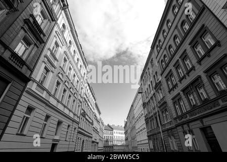 Prague, photo de rue en noir et blanc avec lignes et perspective de bâtiments résidentiels, horizon avec ciel Banque D'Images