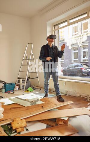 Homme rénolisant l'atelier à l'aide de lunettes VR Banque D'Images