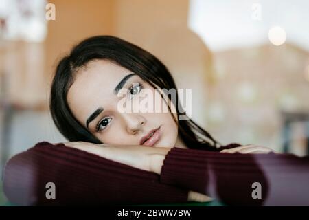 Portrait de jeune femme derrière la vitre Banque D'Images