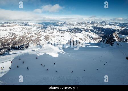 Italie, Trentin, skieurs vus du sommet de la montagne Marmolada Banque D'Images