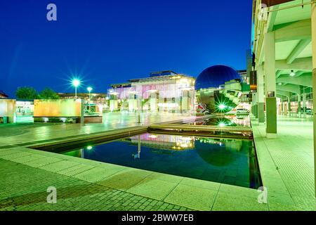 Millennium Square la nuit à Bristol, Angleterre, Royaume-Uni Banque D'Images