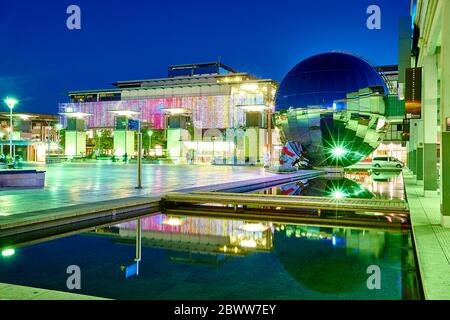 Millennium Square la nuit à Bristol, Angleterre, Royaume-Uni Banque D'Images