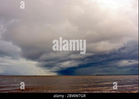 Grande tempête se braquant au large de Fleetwood sur l'estuaire de la rivière Wyre et la mer d'Irlande Banque D'Images