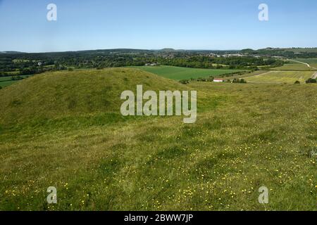 Vue vers CLEY Hill depuis Scratchbury Camp, Hill fort, Wiltshire, Angleterre, Royaume-Uni Banque D'Images