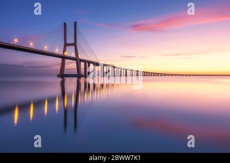 Portugal, Lisbonne, pont Vasco da Gama à moody Sunrise Banque D'Images