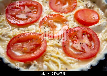 Le fromage non cuit et la tomate en forme de flan ont lu pour faire cuire Banque D'Images