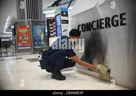 Jakarta, Indonésie. 3 juin 2020. Un membre du personnel effectue des travaux de nettoyage au centre commercial Lippo, fermé à Jakarta, Indonésie, le 3 juin 2020. Un certain nombre de centres commerciaux de Jakarta appliquent les protocoles de santé dans le cadre de la politique de restriction sociale à grande échelle pour freiner la propagation du COVID-19. Credit: Zulkarnain/Xinhua/Alay Live News Banque D'Images