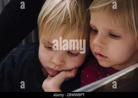 Portrait de frères et sœurs regardant quelque chose Banque D'Images