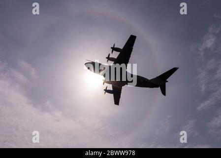 Royal Air Force Airbus A400M avion de transport Atlas volant sous un halo solaire avec un nuage de cirrus léger. Avion cargo RAF en vol d'entraînement au-dessus de Southend Banque D'Images