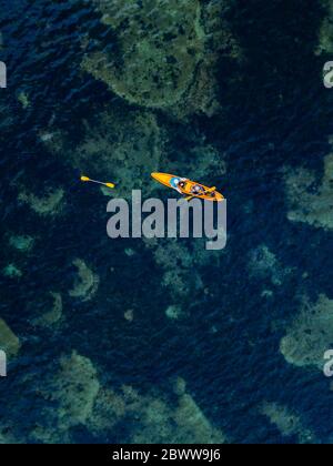 Indonésie, Bali, Sanur, vue aérienne de deux kayakistes dans les eaux peu profondes Banque D'Images
