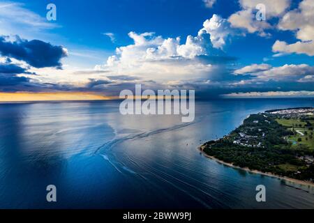 Maurice, Black River, Flic-en-Flac, vue en hélicoptère des nuages de tempête sur la côte de l'île Banque D'Images