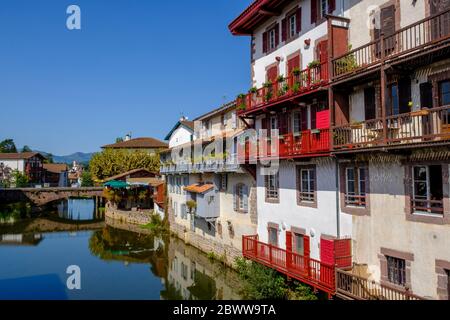 France, Pyrénées-Atlantiques, Saint-Jean-pied-de-Port, balcons de maisons longeant le canal de Nive Banque D'Images