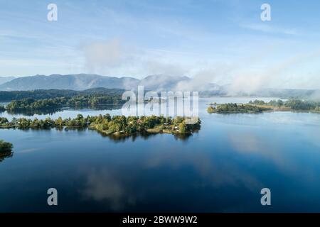 Allemagne, Bavière, Murnau am Staffelsee, Drone vue du brouillard flottant sur les îles Gradeneiland, Worth et Buchau sur le lac Staffelsee Banque D'Images