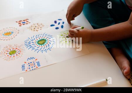 Vue rognée de fleurs de dessin de petit garçon Banque D'Images