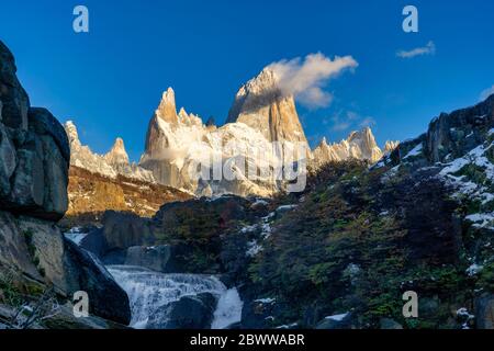 Mont Fitz Roy et chute d'eau au lever du soleil en automne, El Chalten, Patagonie, Argentine Banque D'Images