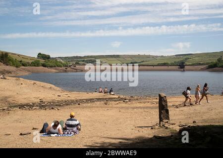 Touristes et résidents bénéficiant du soleil d'été sur le bord du réservoir de Digley dans le West Yorkshire sous un ciel bleu Banque D'Images