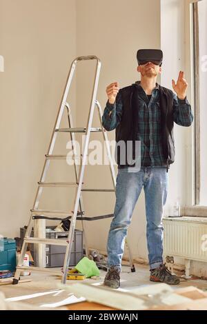 Homme rénolisant l'atelier à l'aide de lunettes VR Banque D'Images