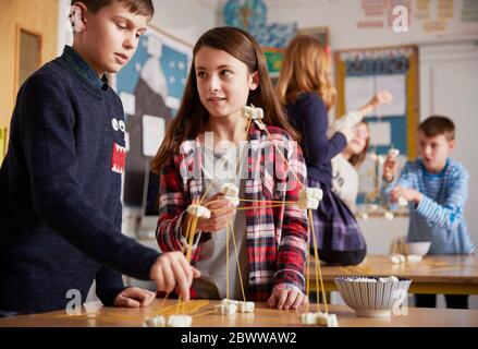 Groupe d'enfants pendant une leçon de science Banque D'Images