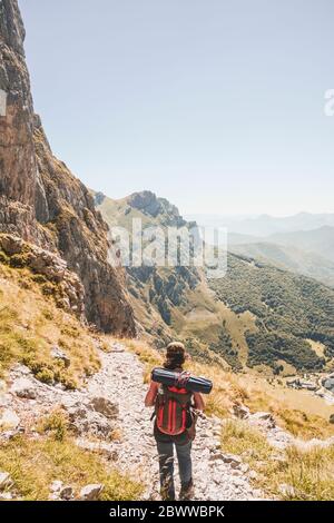 Espagne, Cantabrie, randonnée pédestre femelle en routard à Picos de Europa Banque D'Images