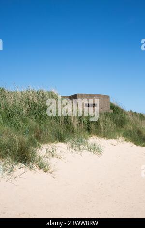 Une boîte à pillette fortifiée de l'armée britannique sur la couche est du Royaume-Uni à la plage de Fraisthorpe près de Bridlington, dans le Yorkshire, qui ont été utilisés pendant la Seconde Guerre mondiale pour s'exormer Banque D'Images