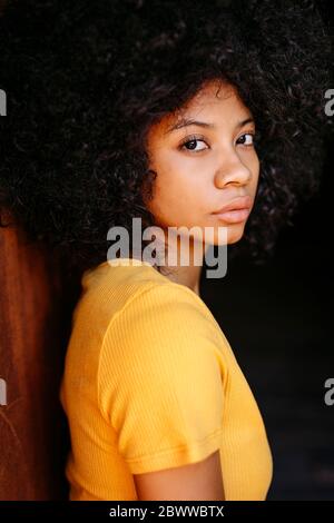 Portrait de la jeune femme en chemise jaune Banque D'Images
