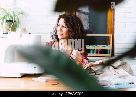 Portrait de femme à coudre à la maison Banque D'Images