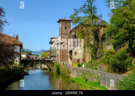 France, Pyrénées-Atlantiques, Saint-Jean-pied-de-Port, Pont Saint Jean qui s'étend sur le canal de Nive Banque D'Images