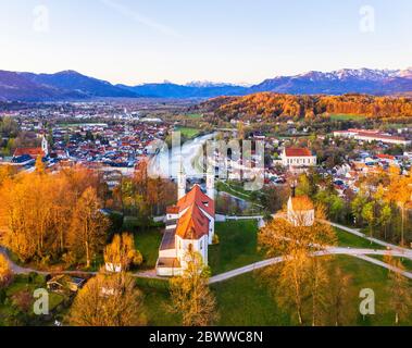 Allemagne, Bavière, Bad Tolz, Drone vue de Kreuzkirche à l'aube du printemps Banque D'Images