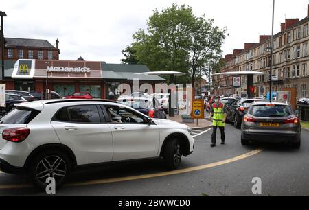 Les voitures sont dirigées vers la conduite de McDonald's à Pollokshaws, Glasgow, alors qu'il a été annoncé que la course devait rouvrir alors que l'Écosse entre dans la phase 1 du plan du gouvernement écossais pour lever progressivement le verrouillage. Banque D'Images