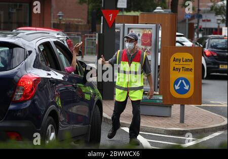 Les voitures sont dirigées vers la conduite de McDonald's à Pollokshaws, Glasgow, alors qu'il a été annoncé que la course devait rouvrir alors que l'Écosse entre dans la phase 1 du plan du gouvernement écossais pour lever progressivement le verrouillage. Banque D'Images