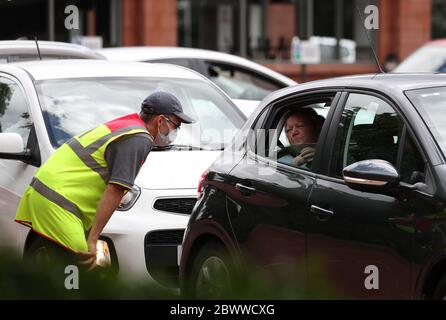 Les voitures sont dirigées vers la conduite de McDonald's à Pollokshaws, Glasgow, alors qu'il a été annoncé que la course devait rouvrir alors que l'Écosse entre dans la phase 1 du plan du gouvernement écossais pour lever progressivement le verrouillage. Banque D'Images