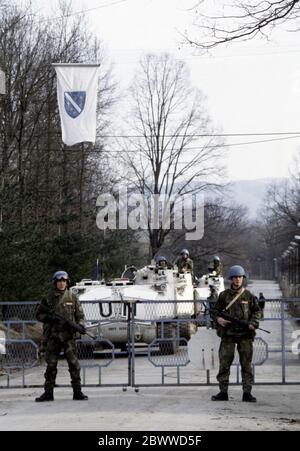 7 mars 1994 pendant la guerre en Bosnie : les soldats suédois de Nordbat 2 gardent sous un drapeau bosniaque aux portes de l'aéroport de Tuzla. Banque D'Images