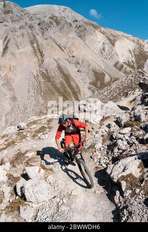 Homme à vélo de montagne, vallée de Munestertal, Grisons, Suisse Banque D'Images